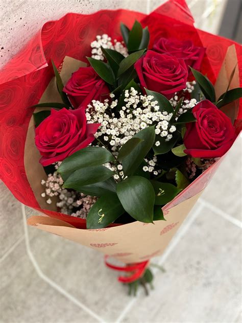 Bouquet Traditionnel Roses Rouges 50 Cm Et Gypsophile La Serre