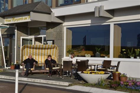 Ein liegestuhl mit wolldecke auf der eigenen seeterrasse, den kräftigen nordseewind im gesicht. Hotel Haus Margarete am Meer - Kaiserstr. 2, 26548 ...