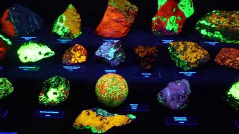 Fluorescent Minerals Display Glow In The Dark Rocks Youtube