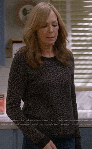 Wornontv Bonnies Grey Leopard Print Sweater On Mom Allison Janney