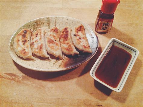 Juicy on the inside, a golden brown and crispy base, these are made in a skillet and are one of my all time favourite. Gyoza, Japanische Teigtasche | Uchi Gohan - Japanische Rezepte