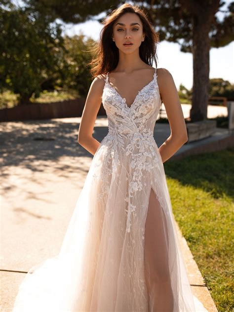 Rabatte im frühjahr sollten sehr genau unter die lupe genommen werden. Hochzeitskleid Sommer Augen Make up #lässige #brautkleider ...