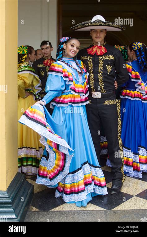 Couple En Robe Traditionnelle Mexicaine Photo Stock Alamy