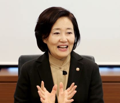 오늘은 박영선 후보의 날이기 때문에 공개일정을 잡지 않았습니다. 박영선 장관, 한국계 프랑스 장관과 만나 '청년 실업률 낮추려 한다'