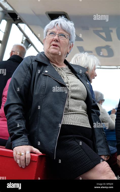 Eine ältere Frau Mit Lederjacke Und Kurzen Rock Stockfoto Bild