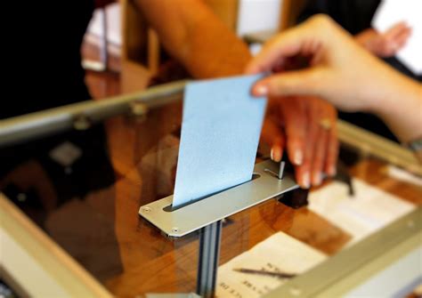 Votation — la votation désigne, en particulier en suisse, l action de voter. Retouché votation 190210 - Geneve