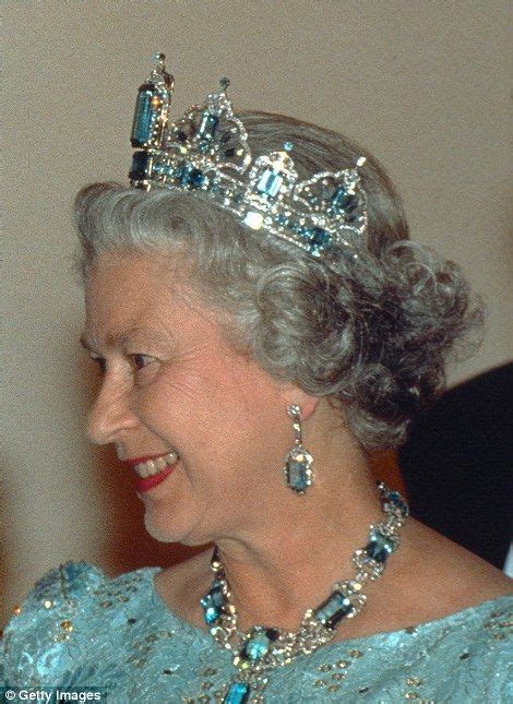 The crown of queen elizabeth the queen mother, also known as the queen mother's crown, is the crown made for queen elizabeth, the wife of king george vi. The Queen's tiaras are the heart of her jewellery ...