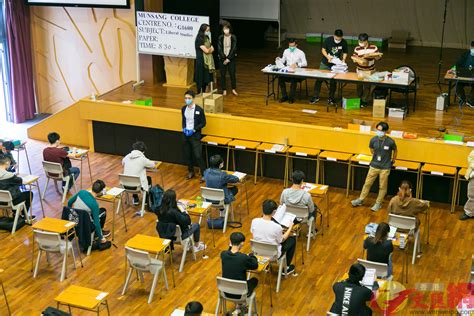 Jun 17, 2021 · 考評局今日宣布，今年將試行以手機短訊（sms），為已向當局提供sms手機號碼考生，發放dse成績及覆核成績結果。 但當局強調，有關sms不能代替「成績通知書」，只屬多一個收取dse成績途徑，或作為特殊情況下，如同學未能回校領取成績單時的應變方案。 涉發表失德言論 考評局通識科經理雙雙辭職 - 香港文匯網