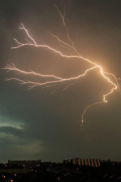 图片素材 云 天空 晚 大气层 黑暗 天气 风暴 电力 减轻 闪电 功率 螺栓 亮 危险 雷雨 引人注目