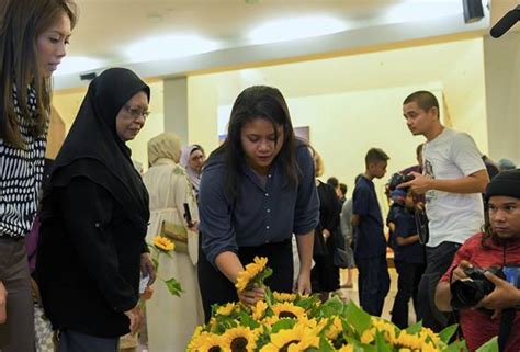 Selain itu, bunga matahari ini juga menggambarkan tentang perasaan andamempunyai sahabat seperti dia. Bunga matahari simbol memperingati MH17 - Keluarga | Astro ...
