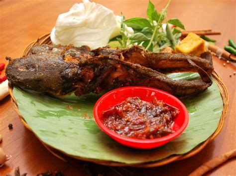 Panaskan minyak yang banyak dalam wajan. Go Internasional, 10 Makanan Indonesia ini Harganya Selangit | Good News from Indonesia