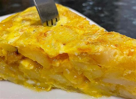 Tortilla de patatas la recette de l omelette espagnole qui se mange