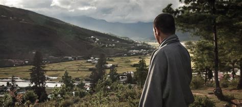 Faz fronteira a norte com a china e para o sul, leste e oeste pela índia. Viagem pelo Himalaia escondido: imersão no país mais feliz ...