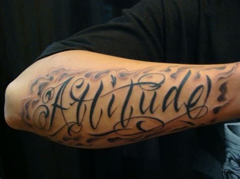 Solo recuerda que si vas a tatuarte un nombre o una palabra completa, lo mejor que que no sean todas letras mayúsculas o con muchos ribetes, porque de lo contrario será difícil de. Pin en Zarza