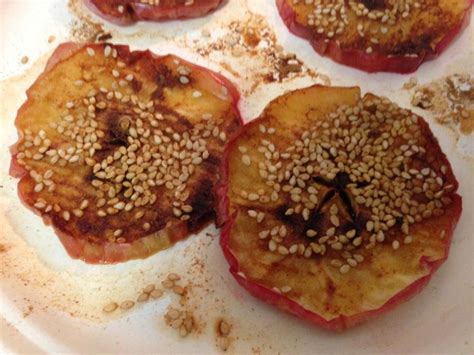 Baked apples slices in a microwave (about 8 min) - lemon ...