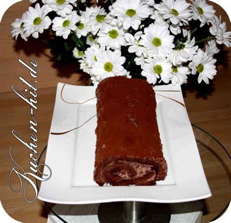 5.) halbiere nun die bananen und setze dann den kuchen zusammen: schoko-pudding-rolle-5 - Kuchen-hit.de