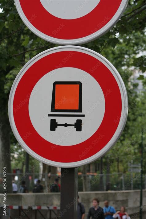 Foto De Panneau De Signalisation Interdit Aux Poids Lourds Do Stock