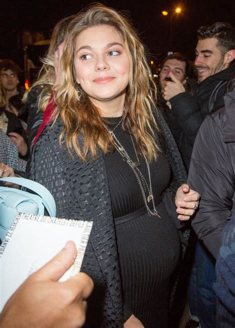 Louane şarkı sözü ve çevirileri: Louane officialise sa grossesse ! - Petit Journal