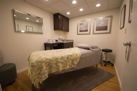 With these waxing chair salon, the customer can swing his head downwards while keeping his legs swung upwards. Elle-Salon-Lash-Extension-Wax-Room ... | Room, Waxing room ...