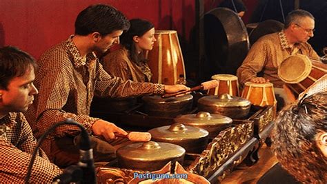 Namanya sesuai dengan nama suku mereka, yaitu kenong basemah. Nama Alat Musik Tradisional Indonesia Beserta Gambar & Penjelasannya