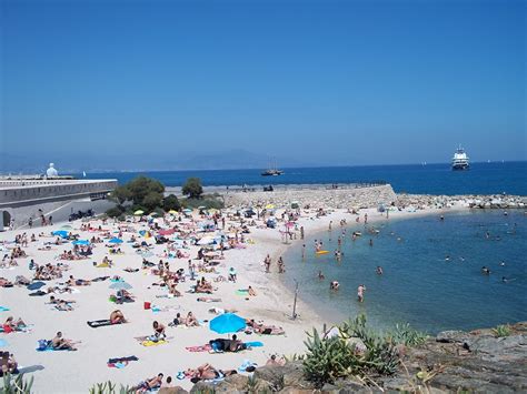 De plaats is zowel populair bij de sterren en welgestelde mensen, maar ook bij de 'gewone' toerist. Waterpret aan de Côte d'Azur - Camping-met-Zwemparadijs