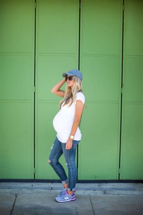 casual maternity look in jeans white tee prego outfits casual maternity outfits outfits 2017