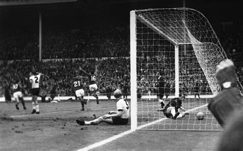 Juli 1966 aber war an das „falkenauge noch nicht zu denken. Wembley-Tor im Fußball-WM-Finale 1966 - DER SPIEGEL