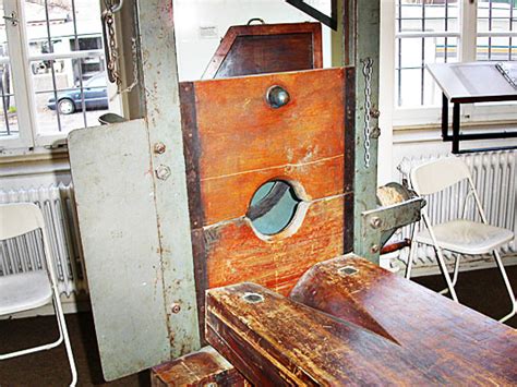 Februar 1949 beendete die guillotine schuhs leben. German guillotines