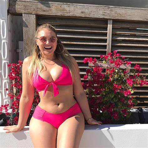 Iskra Lawrence Shows Off Her Curves In Hot Pink Bikini In New Years