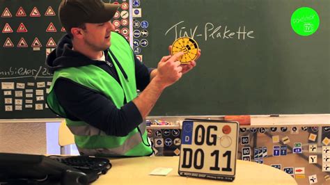 Jeder autofahrer muss seinen pkw regelmäßig auf seine kosten beim tüv untersuchen lassen. "TÜV-Plakette" am Auto ablesen | die Hauptuntersuchung ...