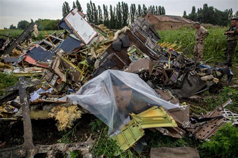 Mh17 dead bodies as balls in western msm political football. Обстоятельств крушения малазийского Боинга под Донецк ...