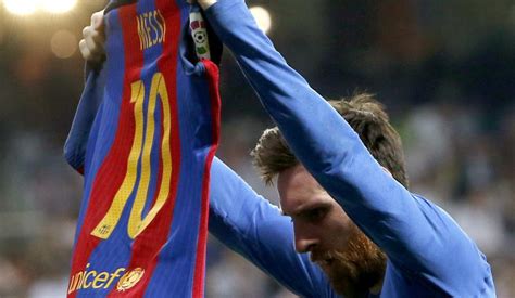 Messi Enseña Al Bernabéu La Camiseta De Sus 500 Goles