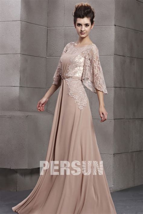 Il faut conserver cet aspect bienséant,et éviter de se ridiculiser devant les invités avec une. Robe mère du marié longue haut en dentelle à manche cape ...