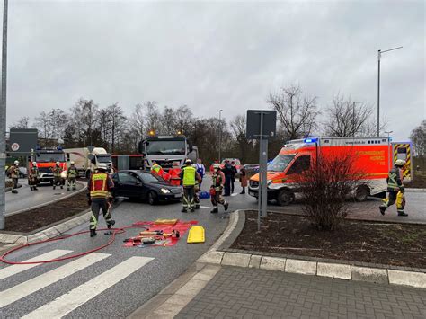 Fw Norderstedt Ochsenzoll Kreisel Verkehrsunfall Zwischen Lkw Und Pkw