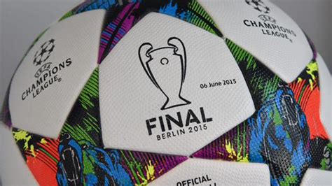 ويظهر في الصور نيمار ولاعبو برشلونة أثناء احتفالهم بالتتويج بدوري أبطال أوروبا في برلين عام 2015. تعرّف على كرة نهائي الأبطال 2015 بين برشلونة ويوفنتوس