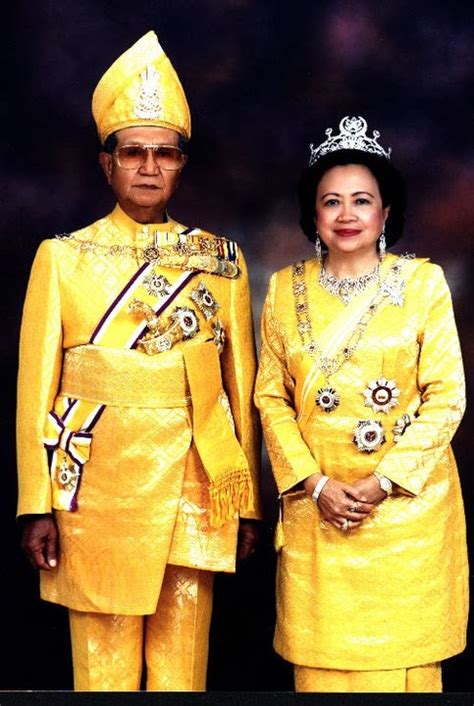 He was married to tengku ampuan bariyah binti almarhum sultan sir hisamuddin alam. About : Almarhum Sultan Mahmud Al-Muktafi Billah Shah