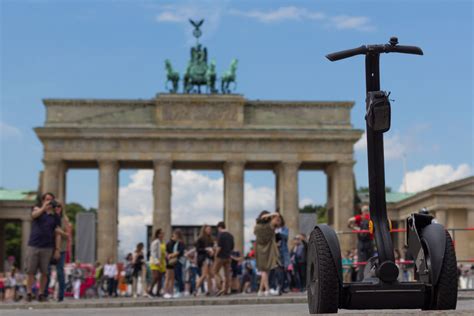 3,5 millionen menschen leben in der metropole, die komplett vom land die hauptstadt berlin zählt zu den gliedern, die sich offiziell als land bezeichnen, jedoch ist berlin gleichzeitig wie bremen und hamburg ein stadtstaat. Stadtführung in Berlin: Die Hauptstadt mit Segway und Co ...