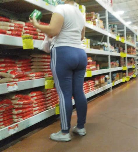 Nalgona En El Supermercado Con Calzas Entalladas Mujeres