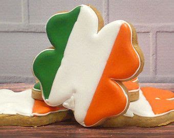 Make a 1 inch green stripe on the left side of the rectangles and a 1 inch orange strip on the right side, leaving the middle one inch unfrosted. 31 best St. Patrick's Day images on Pinterest | 800 flowers, Flower arrangements and St patrick ...