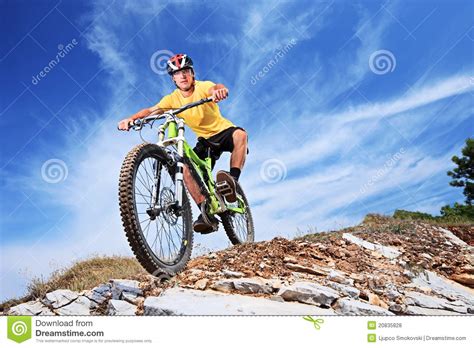 rowerów potomstwa męscy halni jeździeccy zdjęcie stock obraz złożonej z bicykl ruch 20835828