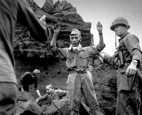 Japanese Troops Being Captured By Americans On Iwo Jima Japan 5 April 1945 Zweiter Weltkrieg
