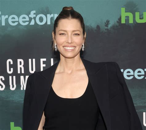 Jessica Biel Reveals Her Unusual Habit Eats While Showering Trstdly Trusted News In Simple
