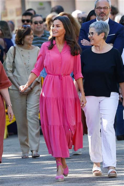 La Reina Letizia Con Vestido Camisero Y Alpargatas Arrasa En La Feria