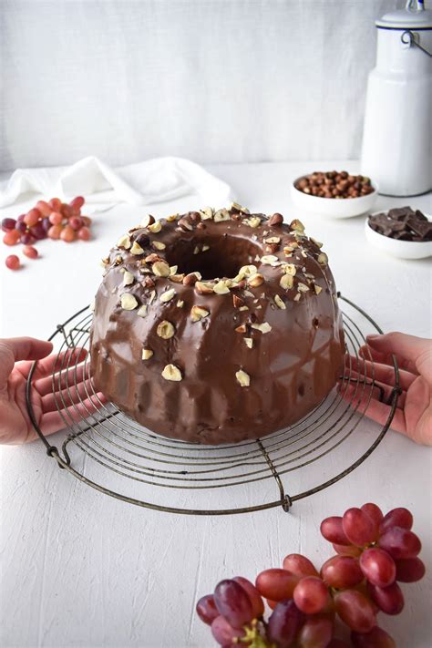 Den kuchen damit überziehen und nach belieben verzieren. Traube Nuss Gugelhupf mit Schokolade - super einfach ...