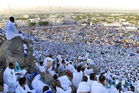 سمي بيوم عرفة لتعارف سيدنا آدم على زوجته في تلك المنطقة (جبل عرفة)، وقيل لتعريف جبريل إبراهيم بمناسك الحج، وقيل أيضاً في تسمية عرفة بهذا الاسم لأنّ. جبل عرفات لماذا سمي بهذا الاسم - موسوعة