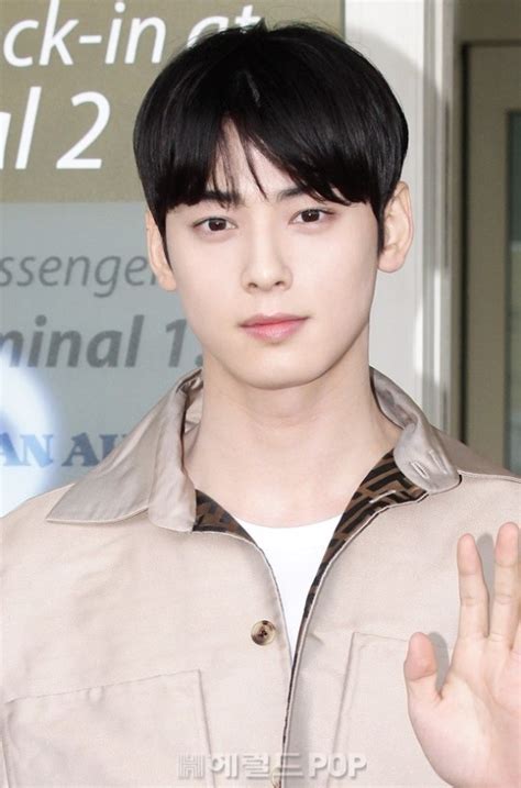 The handsome idol star, who is rumored to be a motae solo (a person who has never dated before), revealed he actually had a girlfriend before. People think Cha Eunwoo is the most handsome artist in his ...
