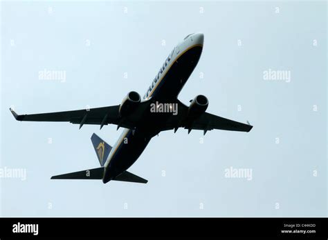 Ryanair Boeing 737 Aircraft Flying Overhead Republic Of Ireland Stock