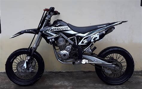 Sangat menarik ketika kumpulan gambar modifikasi klx 150 supermoto motor kawasaki buat adventure racing trail terbaru ini bisa menjadi salah satu inspirasi bagi kalian semua yang sedang mencari koleksi foto modifikasi motor trail yang keren dengan performa handal dan garang seperti. Gambar Motor Klx Warna Merah / Harga Klx150 Bf Se Extreme Review Spesifikasi Gambar Desember ...