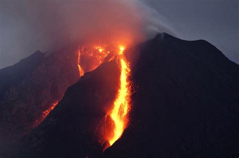 Beberapa letusan gunung berapi di indonesia, seperti gunung raung di bali dan gunung sinabung di sumatera utara dapat dikategorikan sebagai tipe strombolian yang mengeluarkan lava yang cair tipis, tekanan gas yang sedang, material padat, gas, serta cairan. Keuntungan dan kerugian adanya gunung berapi di Indonesia ...