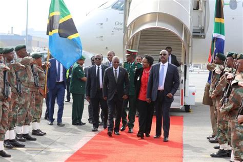 John pombe magufuli akisalimiana na rais mstaafu wa awamu ya tatu mheshimiwa benjamin william mkapa. RAIS DKT. JOHN POMBE MAGUFULI AONDOKA NCHINI NA KUWASILI ...